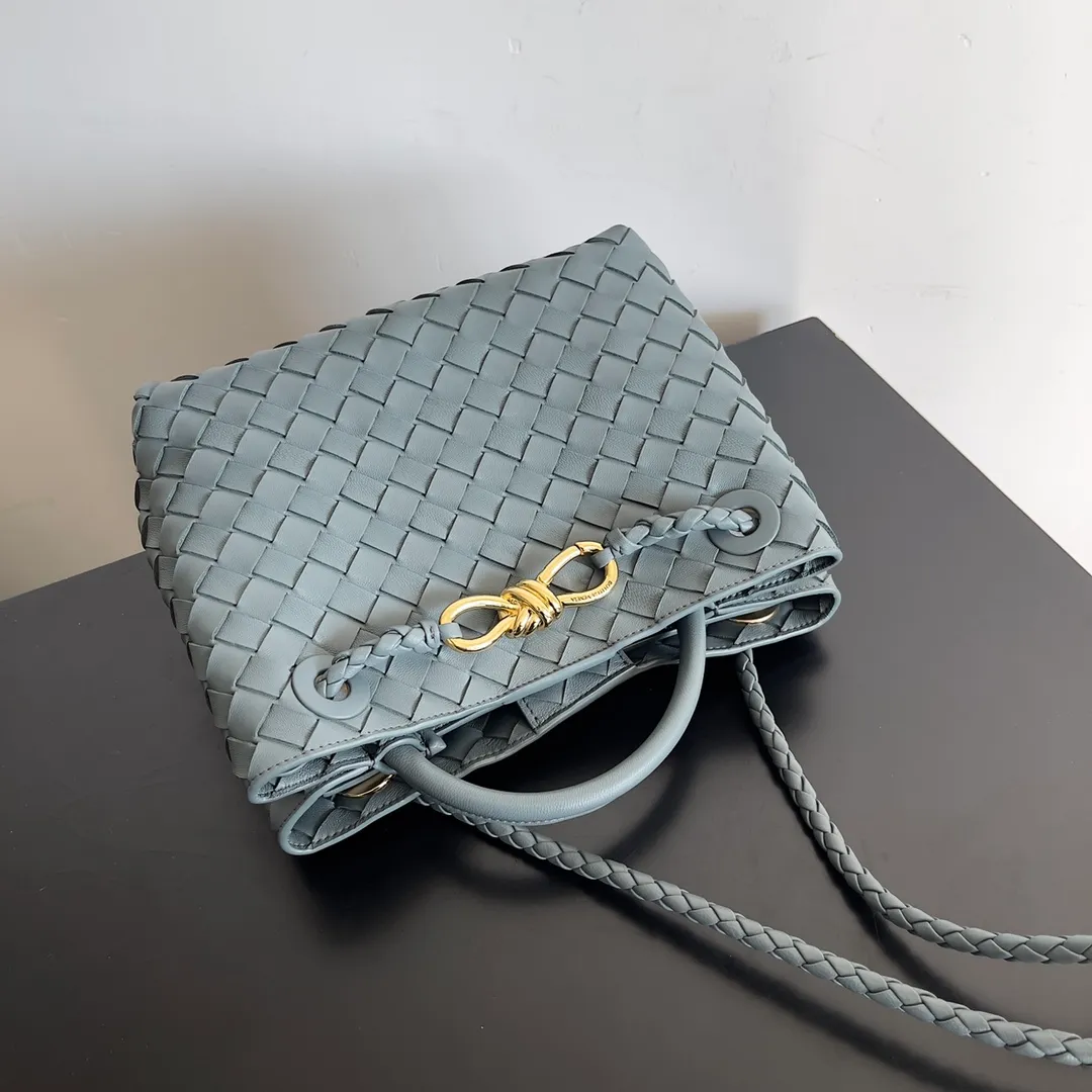 The 2023 new Andiamo batch of 1860 BV has been shipped‼ ️Really popular🔥The new Andiamo woven handbag launched by Bottega Veneta this season is really popular all over the world! ! Celebrities at home and abroad have worn it, and Oscar-winning actress Michelle Yeoh has taken it out on the street. Song Jia, Trai Yara, Yu Feihong, Sanji Ayaka, Rosie Hunting-Whiteley, Yoshioka Riho, etc. have all picked up this bag. It is classic and versatile, showing off its temperament, and the bag capacity is also large, which is very convenient for daily commuting! ! A variety of carrying methods, the shoulder straps can be adjusted by yourself, the original lambskin feels soft and delicate, and the neutral style is made to break gender boundaries and bring a more practical and longer-lasting use experience. Andiamo, which has both elegant and casual styles, perfectly interprets the true appearance of "fashionable old money style". Style number: 743568 Size: 25*22*10.5cm